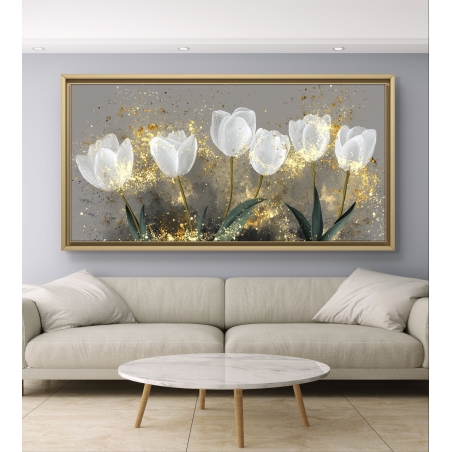 תמונת קנבס רחבה עם פרחים לבנים ונגיעות זהב על רקע אפור, יצירה אלגנטית ומרשימה לעיצוב חללים מודרניים.