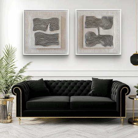 זוג תמונות קנבס מרובעות בעיצוב מינימליסטי, מציגות קווים דינמיים ומופשטים בגווני שחור על רקע ניוד, מתאימות לחללים מודרניים ויוקרתיים.