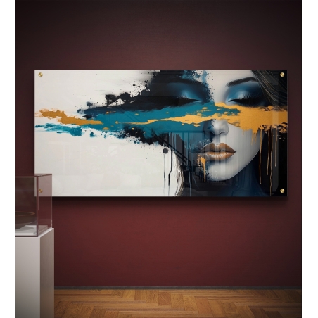 תמונת זכוכית של אישה בעיניים עצומות עם קו צבע טורקיז וזהב בעיצוב אמנותי מודרני