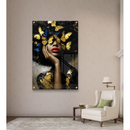 תמונת זכוכית של דמות נשית עם שפתיים אדומות, עטופה בפרפרים מוזהבים וכחולים, בעיצוב אמנותי דרמטי מבית תכשיט לבית