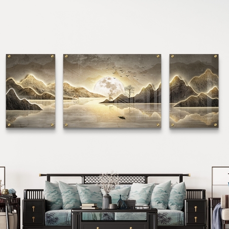 תמונה מחולקת לשלושה חלקים על זכוכית עם נוף של הרים, אגם רגוע וירח מלא זורח בגוונים זהובים – אמנות קיר יוקרתית ומודרנית