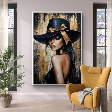 תמונת קנבס של אישה אלגנטית עם כובע שחור וסרט זהב, רקע בגוונים דרמטיים – סגנון ריאליסטי מודרני