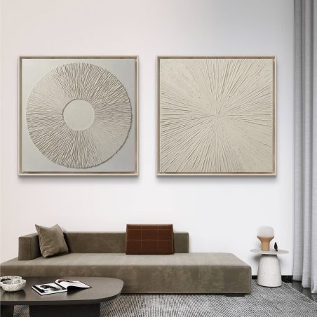 זוג תמונות קנבס מרובעות עם עיצוב מופשט, האחת עם תנועה מעגלית והשנייה עם קווים המזכירים קרני אור, מושלם לעיצוב חלל בסגנון מודרני ומינימליסטי.