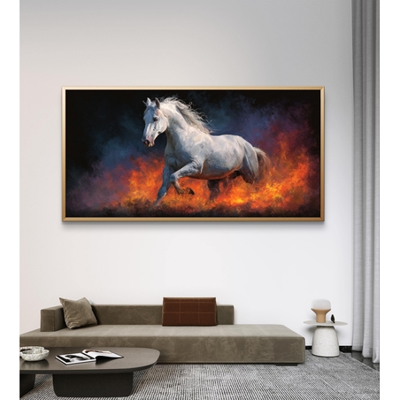 קנבס דרמטי מעל ספה עם סוס לבן רץ באש, צבעי שחור-כתום-אדום חזקים