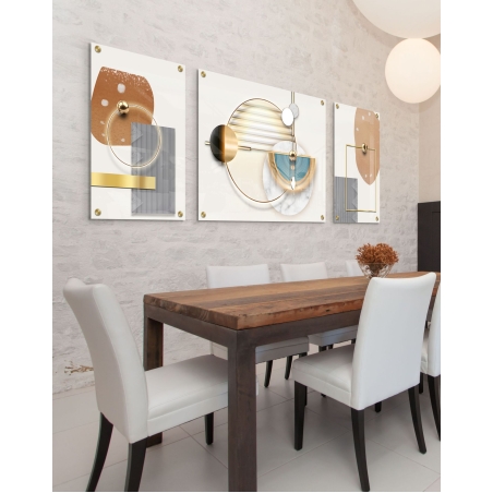 תמונה מחולקת מזכוכית בעיצוב גאומטרי מודרני עם מעגלים וקווים מוזהבים על רקע בהיר – אמנות יוקרתית לסלון או משרד.