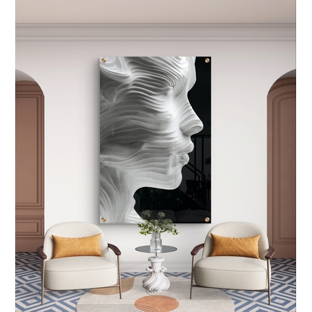 תמונת זכוכית בהדפסה חלקה של דיוקן נשי מופשט בפרופיל, עשוי שכבות גליות בגווני לבן, אפור ושחור.