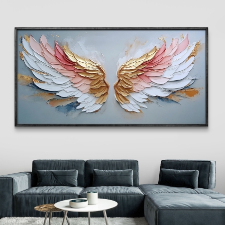 תמונת קנבס המציגה כנפיים תלת-ממדיות בגווני זהב, ורוד ולבן על רקע עדין בגווני תכלת, לעיצוב יוקרתי והרמוני בחלל הבית.
