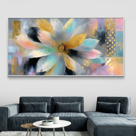 תמונת קנבס רחבה עם פרח גדול בצבעים תכלת, זהב, ורוד ושחור בסגנון אבסטרקטי, תלויה מעל ספה מודרנית כהה.