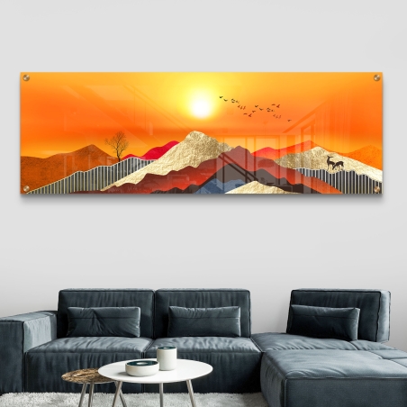 תמונת זכוכית פנורמית עם נוף הררי מופשט בגווני כתום וזהב, סוס בודד ברקע זריחה, מודפסת באיכות חלקה וזוהרת.