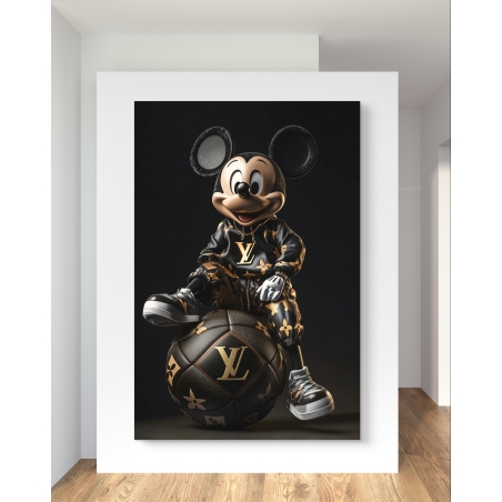 תמונת קנבס עם מיקי מאוס בלבוש לואי ויטון, יושב על כדור יוקרתי באווירה אפלולית ויוקרתית.