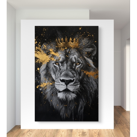 תמונת קנבס אומנותית המציגה אריה מלכותי עם כתר זהב, על רקע שחור דרמטי עם התזות צבע זהובות, המוסיפות תחושת עוצמה ומלכותיות לכל חלל מגורים או עבודה.