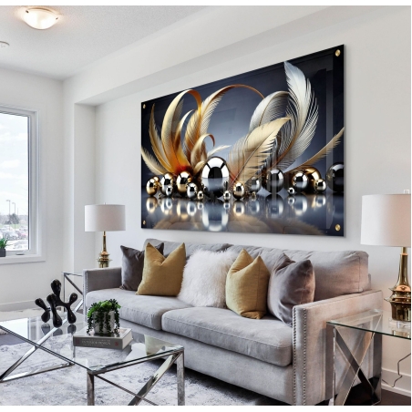 תמונת זכוכית לרוחב עם נוצות מוזהבות וכדורים מטאליים מבריקים בעיצוב מודרני ויוקרתי