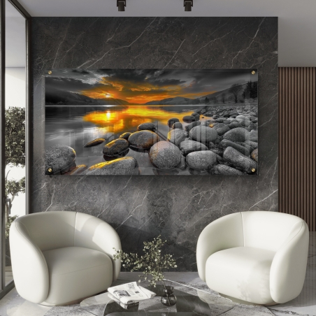 תמונת זכוכית לרוחב עם אבנים בגוונים אפורים ושקיעה בצבעי זהב על פני נהר – מתוך קולקציית תכשיט לבית