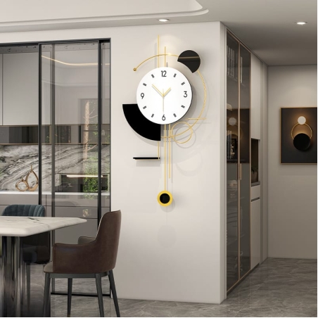 שעון קיר מודרני בצבעי שחור, לבן וזהב, בעיצוב גיאומטרי מתוחכם עם מחוגים אלגנטיים, מתאים לכל חלל בעיצוב יוקרתי ומודרני.