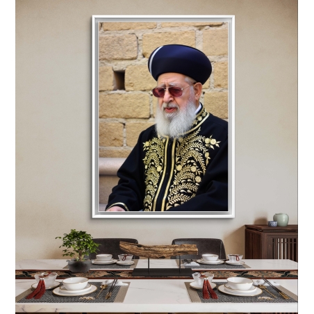 תמונת קנבס אנכית של רב יהודי בלבוש מסורתי שחור וזהב, תלויה מעל שולחן אוכל בעיצוב קלאסי.