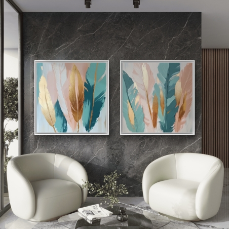 זוג תמונות קנבס מרובעות עם עיצוב נוצות אלגנטי בגווני זהב, טורקיז ורוד עדין, מתאימות לעיצוב חללים מודרניים ויוקרתיים.
