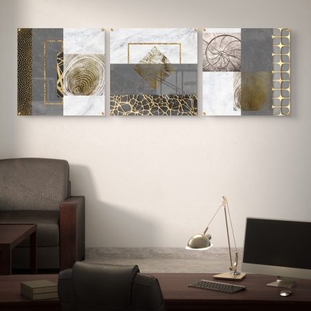 שלישיית תמונות זכוכית מרובעות בעיצוב מודרני בגווני שיש, אפור וזהב עם אלמנטים גאומטריים וטקסטורות מטאליות.