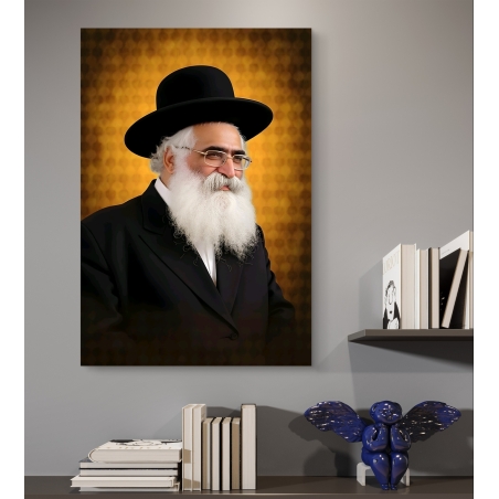 תמונת קנבס של רב יהודי מכובד עם זקן לבן וכובע שחור, עומד על רקע זהוב מעוטר, מקרינה רוחניות וחום.