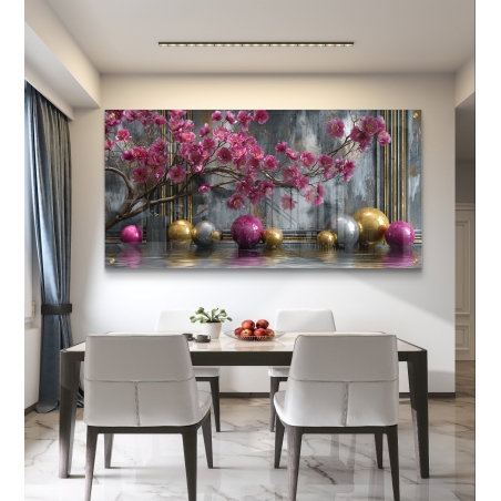 תמונת זכוכית לרוחב המציגה ענפי פריחת סאקורה ורודה עם כדורים דקורטיביים בזהב, כסף ופוקסיה, תלויה מעל ספה כחולה בחלל מודרני.
