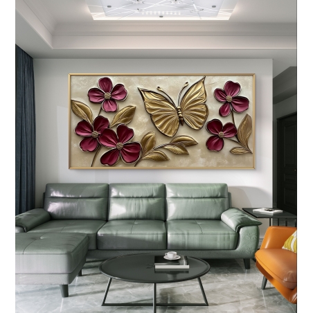תמונת קנבס לרוחב עם פרפר מוזהב מוקף בפרחים בגוון בורדו ועלים בזהב, תלויה מעל ספה ירוקה בסלון מודרני.
