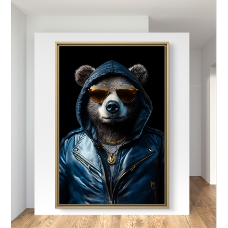 תמונת קנבס של דוב עם משקפי שמש מוזהבים, לבוש בג'קט עור וקפוצ'ון, רקע כהה ועיצוב עכשווי מלא סטייל, מושלם לסלון או משרד מודרני.
