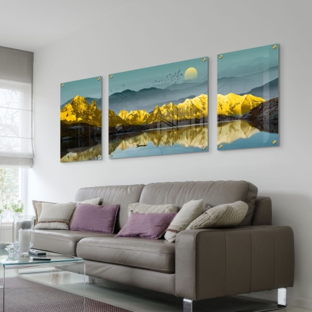 תמונת זכוכית מחולקת לשלושה חלקים עם נוף הררי מוזהב המשתקף במים, בעיצוב יוקרתי מבית תכשיט לבית.