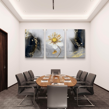 סט של שלוש תמונות זכוכית עם פרח לבן במרכז ואלמנטים אבסטרקטיים בצבעי זהב ושחור, מודפסות באיכות גבוהה להשלמת עיצוב קיר מודרני