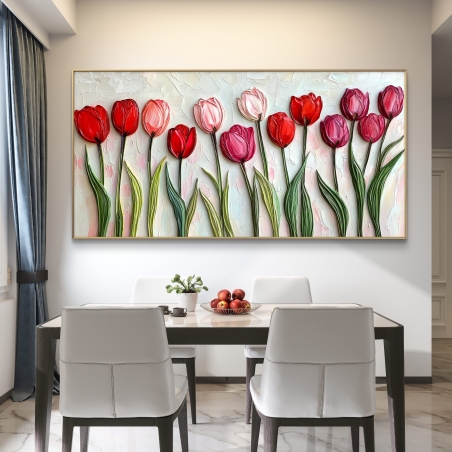 תמונת קנבס רחבה עם ציור שמן תלת־מימדי של צבעונים בצבעים ורוד, אדום וקרם, תלויה מעל ספה בהירה בסלון מודרני עם שולחן עגול משיש.