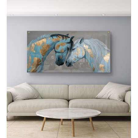 תמונת זכוכית רחבה ומרשימה עם זוג סוסים בעיצוב אמנותי בגווני כחול, לבן וזהב