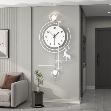 שעון קיר בעיצוב מודרני בצבע לבן עם קווים גיאומטריים מינימליסטיים, מספרים שחורים ברורים ודמות צבי אלגנטית, מתאים לעיצוב אלגנטי של הבית או המשרד.