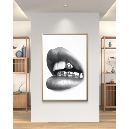 תמונת קנבס אורכית בשחור-לבן המציגה תקריב של שפתיים פתוחות עם שיניים מבריקות המשקפות נוף עירוני, תלויה על קיר מודרני בסלון מעוצב.