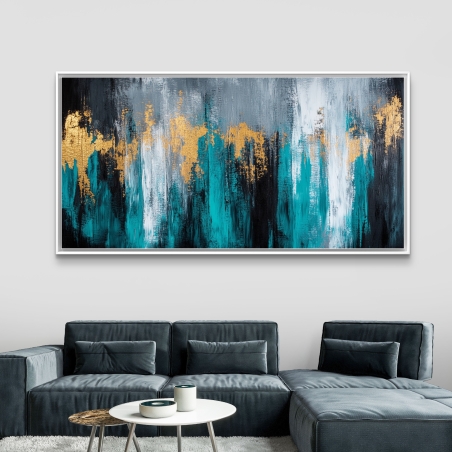 תמונת קנבס מופשטת לרוחב בגווני טורקיז, אפור וזהב, תלויה מעל ספה ירוקה בסלון מודרני