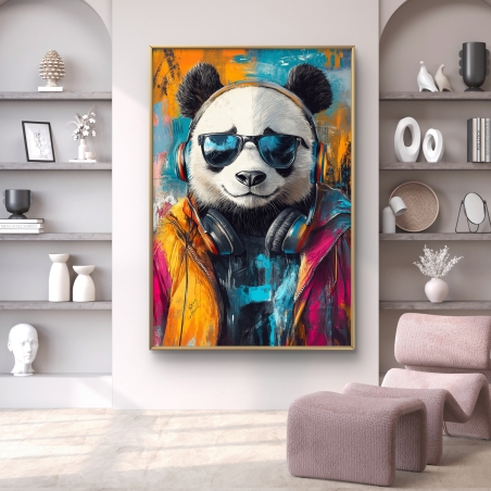 תמונת קנבס של פנדה עם אוזניות, משקפי שמש וז’קט צבעוני, תלויה בסלון מודרני בעיצוב אורבני