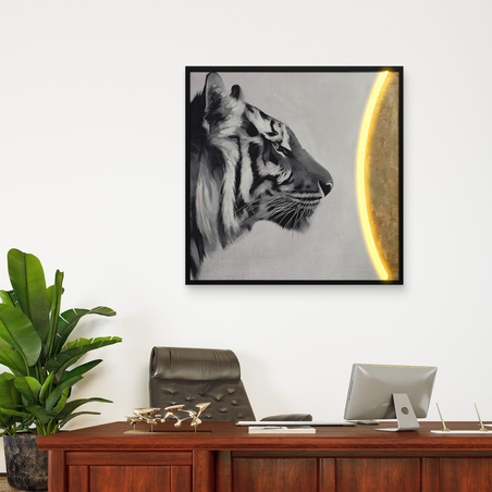 תמונת LED טיגריס מונוכרומטי עם אלמנט זהב – הדפס משודרג עם מריחות צבע, מופעלת על סוללות עם שלט רחוק מידה 83*83 ס