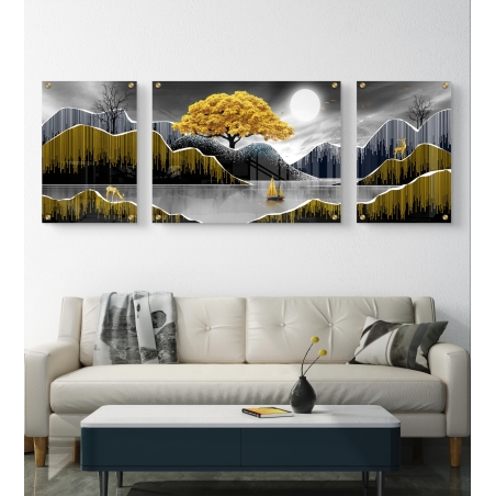 תמונת זכוכית מחולקת המציגה נוף הררי בשחור ולבן, עץ זהוב במרכז, ירח מלא וסירה קטנה באגם – בהדפסה חלקה ואיכותית על זכוכית מבריקה.