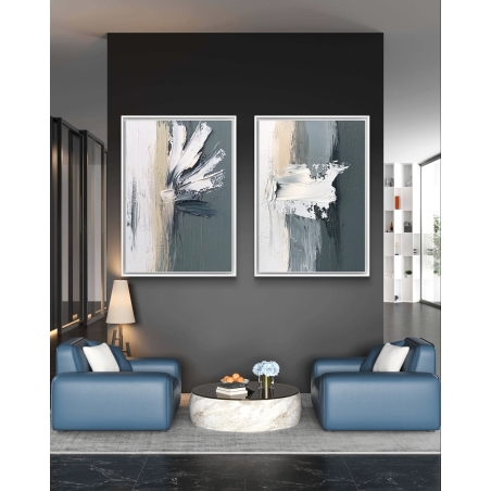 זוג תמונות קנבס מופשטות בגווני אפור, תכלת ושמנת עם מרקם טקסטורלי בגימור חלק, במסגרת זהב – מודפסות באיכות גבוהה.