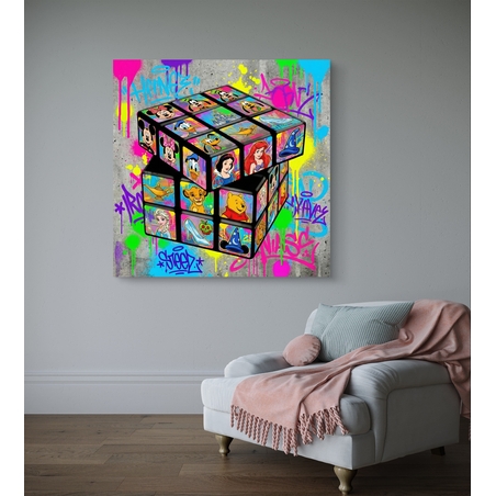 תמונת קנבס מרובעת צבעונית עם קובייה תלת־ממדית ודמויות פופ בסגנון גרפיטי, מסר של יצירתיות וחשיבה מחוץ לקופסה