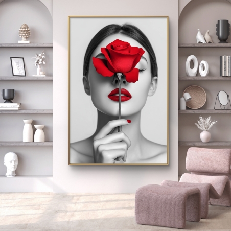 תמונת קנבס לאורך המציגה אישה בשחור-לבן עם ורד אדום שמסתיר את עיניה, הדפסה חלקה ואיכותית מקולקציית תכשיט לבית