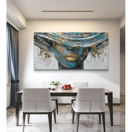 תמונת זכוכית לרוחב עם דיוקן אישה אומנותי בגווני טורקיז וזהב לעיצוב סלון יוקרתי
