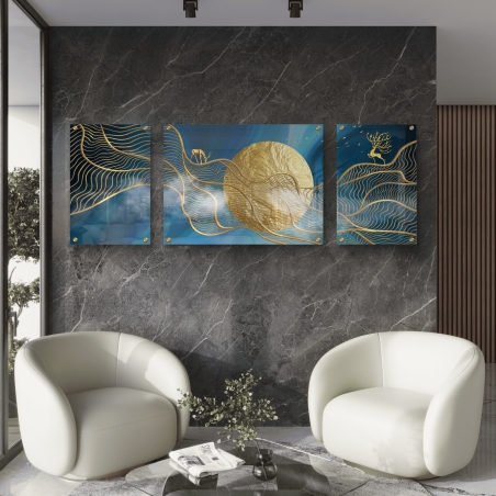 תמונה מחולקת על זכוכית בעיצוב מופשט עם גווני כחול וזהב, צבאים ואלמנטים מעוגלים – מודרנית ומרשימה מקולקציית תכשיט לבית