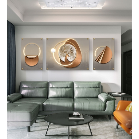 תמונת זכוכית מחולקת עם עיצוב גיאומטרי בגווני זהב ונחושת ומוטיב אור מרכזי