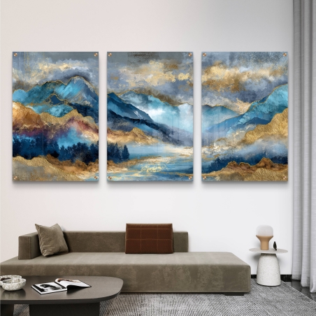 שלוש תמונות זכוכית עם נוף הרים בגווני כחול עמוק וזהב, הדפסה חלקה מבריקה, עיצוב מרשים מקולקציית תכשיט לבית.