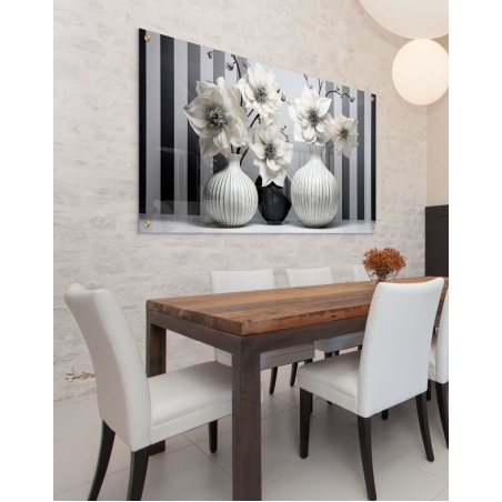 תמונת זכוכית לרוחב עם אגרטלים מפוספסים ופרחים לבנים גדולים על רקע פסים בשחור ואפור – יצירה מונוכרומטית יוקרתית לעיצוב הבית.