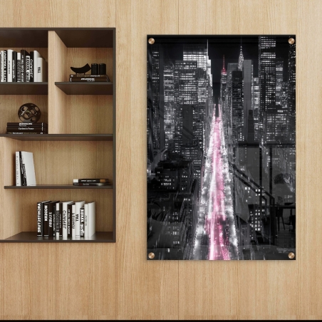 תמונת זכוכית של נוף עירוני לילי עם גורדי שחקים גבוהים ואורות ורודים לאורכו של רחוב ראשי – מתוך קולקציית NEXTGEN BY BAR של תכשיט לבית.