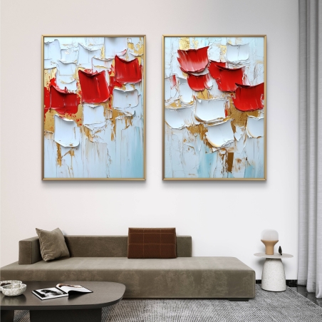 זוג תמונות קנבס מופשטות בצבעי אדום, לבן וזהב, בעיצוב מודרני ויוקרתי, עם משיכות מכחול ייחודיות.