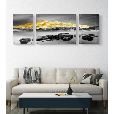 תמונה מחולקת על זכוכית בעיצוב של נוף הרים בשחור-לבן עם הדגשות זהב, הדפסה חלקה באיכות גבוהה מבית תכשיט לבית