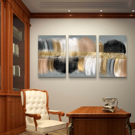 שלוש תמונות זכוכית מופשטות בגווני זהב, לבן, בז’ ושחור עם קו אופקי מבריק, על קיר סלון אפור בהיר, עיצוב מהודר מקולקציית תכשיט לבית.