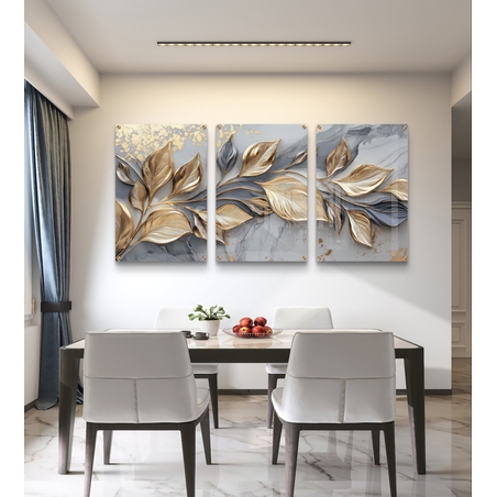 שלישיית תמונות זכוכית עם עלים מוזהבים בתנועה על רקע שיש אפור בעיצוב יוקרתי