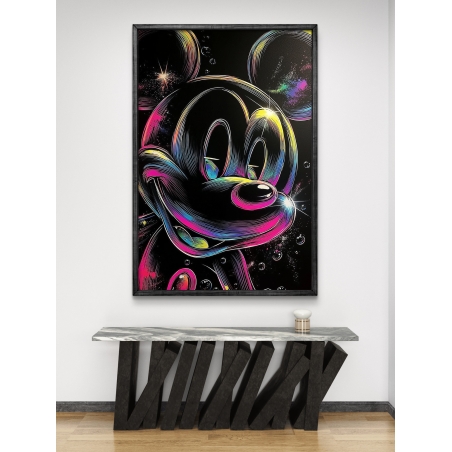 תמונת קנבס צבעונית בסגנון ניאון של דמות קומיקס מפורסמת, על רקע שחור עם בועות ואפקטים זוהרים, תלויה מעל קונסולה בעיצוב מודרני.