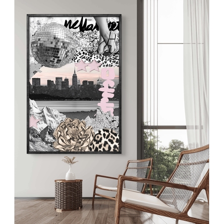 תמונת קנבס אורכית בסגנון קולאז' מודרני עם כדור דיסקו, קו רקיע של ניו יורק, נעלי עקב, טקסטים ואלמנטים מנומרים ופרחוניים בגווני ורוד, תלויה על קיר לבן בחלל מעוצב.